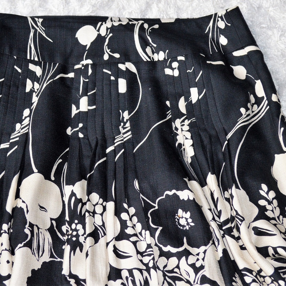 SOLD!Ann Taylor flower skirt - Picture 2 of 8