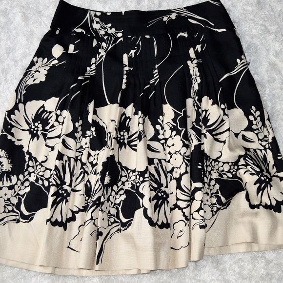 SOLD!Ann Taylor flower skirt - Picture 3 of 8