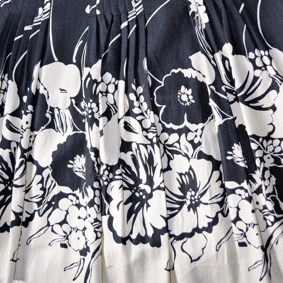 SOLD!Ann Taylor flower skirt - Picture 6 of 8