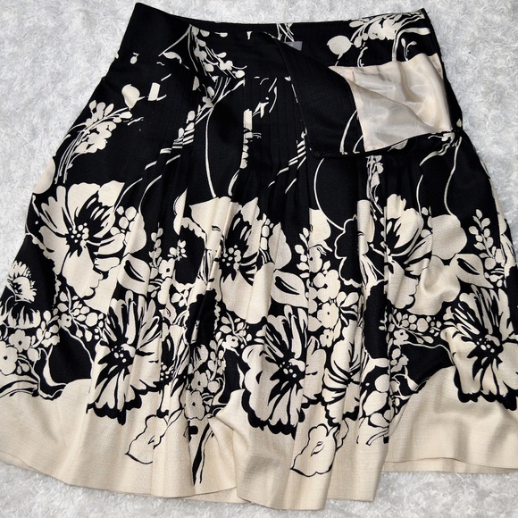 SOLD!Ann Taylor flower skirt - Picture 4 of 8