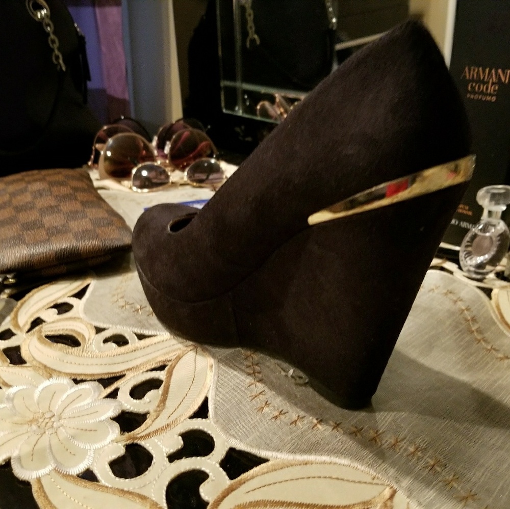 Black wedges