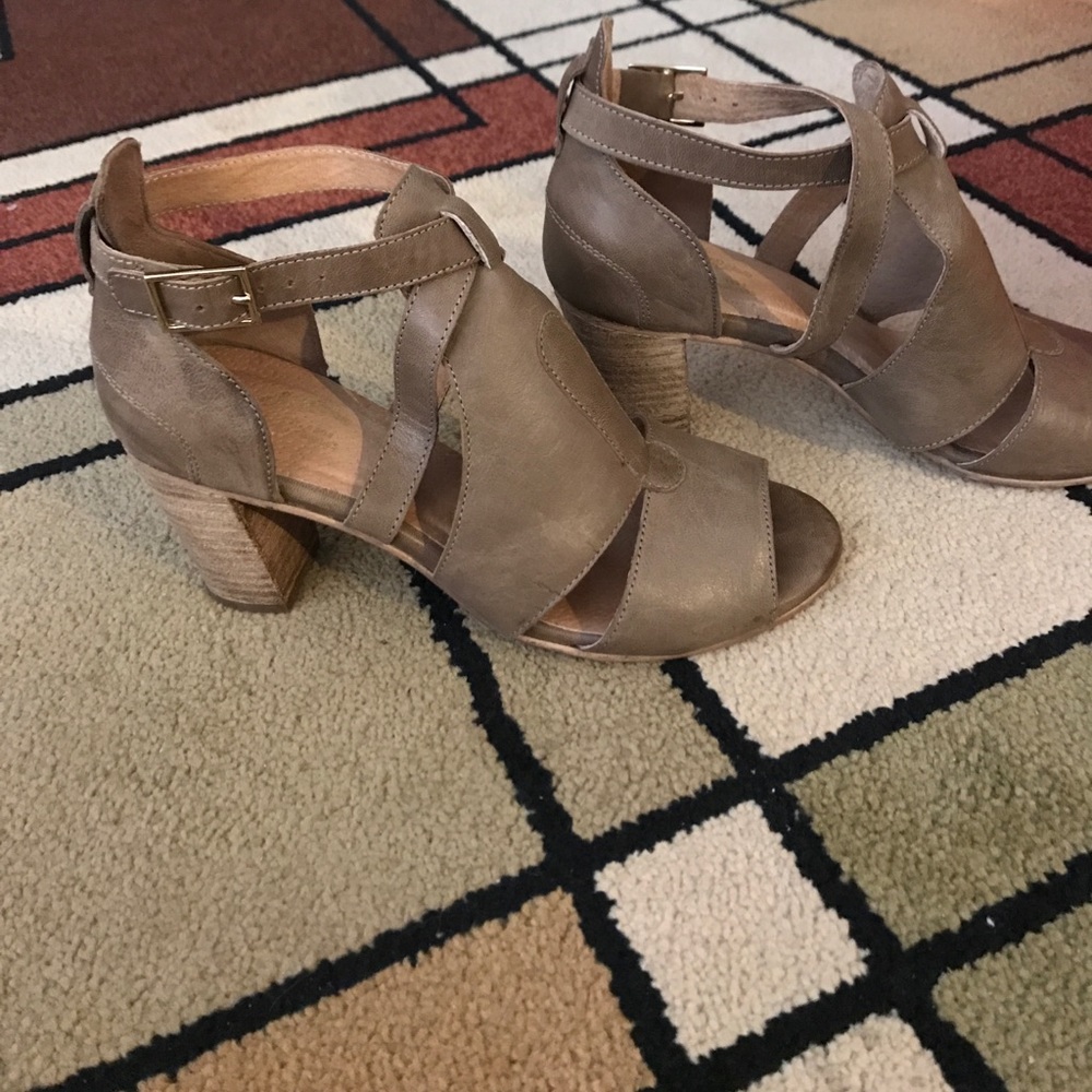 Seychelles taupe open toe sandals w 3in heel