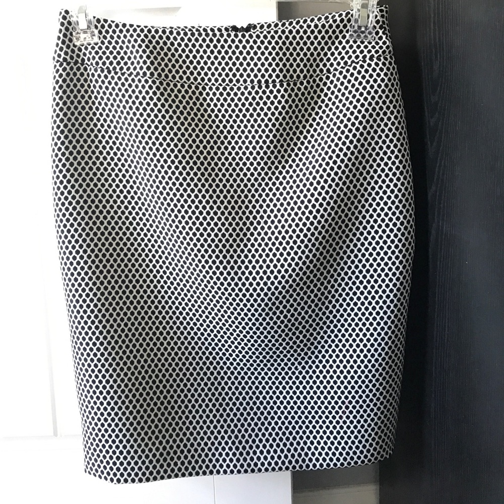 Pencil white skirt with black polka dots