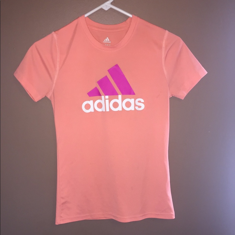 very cute salmon adidas shirt!! 😍