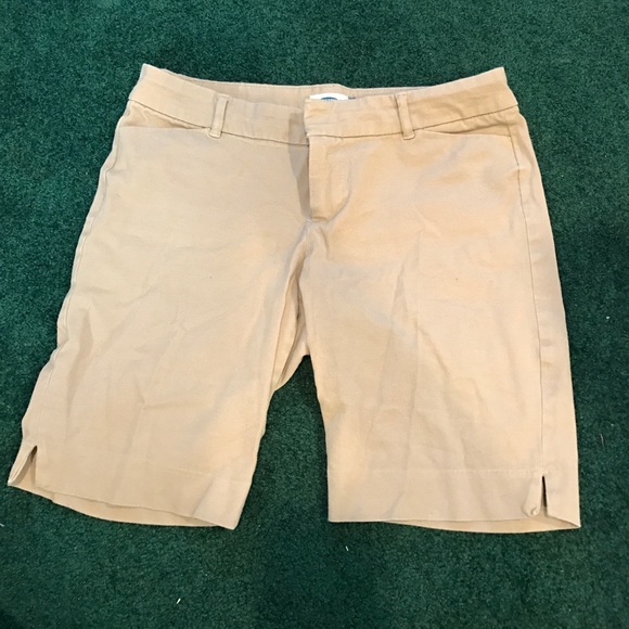 Women's size 8, petite khaki Bermuda shorts - Picture 1 of 4