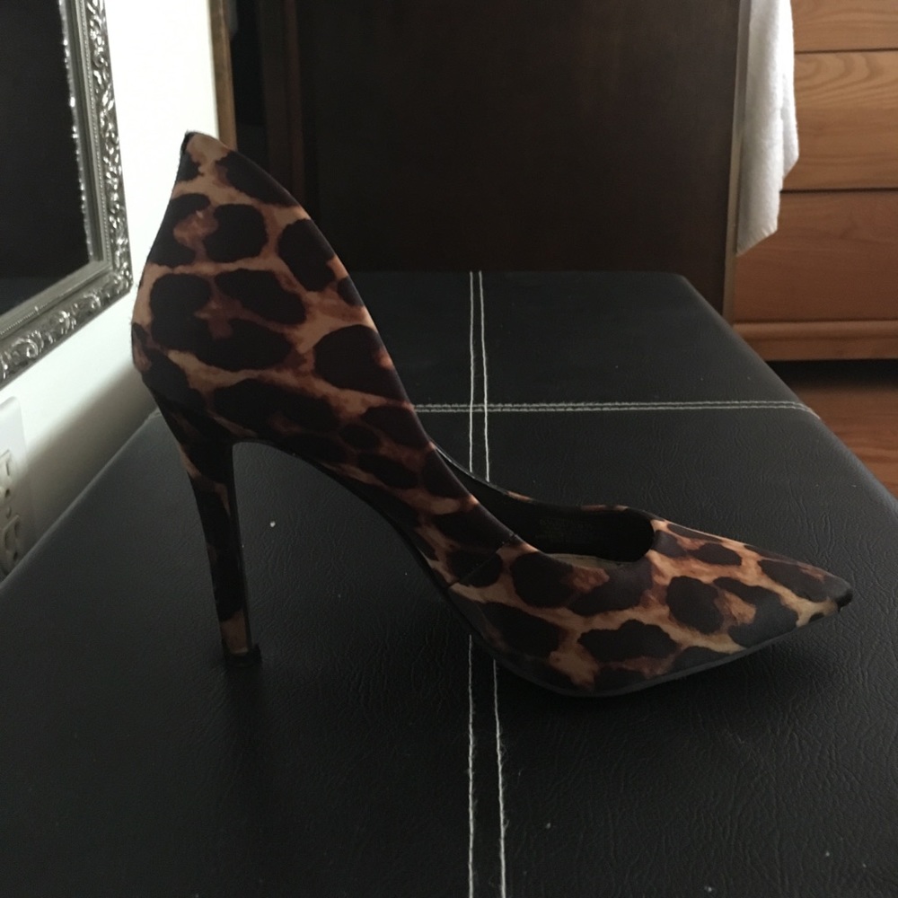 Jessica Simpson leopard pumps 👠