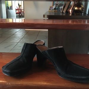 Liz Claiborne suede platform clogs/U