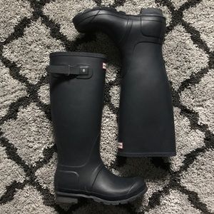 Hunter Tall Navy Rain Boots. Good Used Condition.