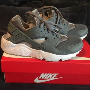 NIKE Huaraches Make an offer want to sell ASAP🤗