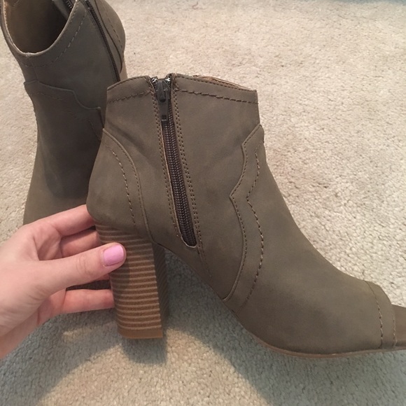 Open toe booties - Picture 3 of 3