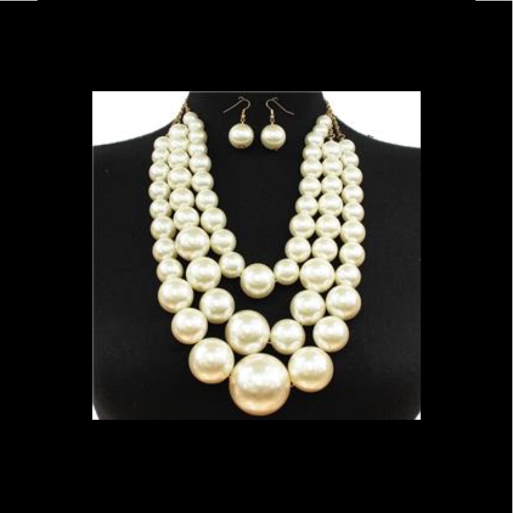 Oversized pearl necklace and earrings set