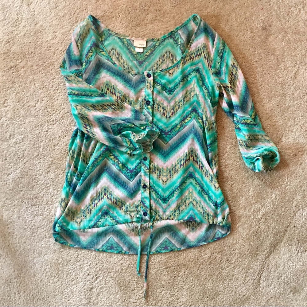 Patterned 3/4 sleeve top from the Buckle