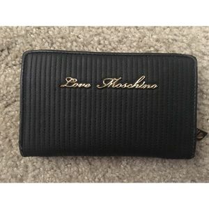 LOVE MOSCHINO WALLET!!