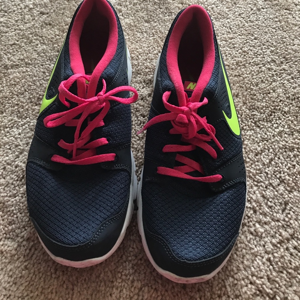 Like new size 8 Nike shoes