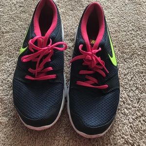 Like new size 8 Nike shoes