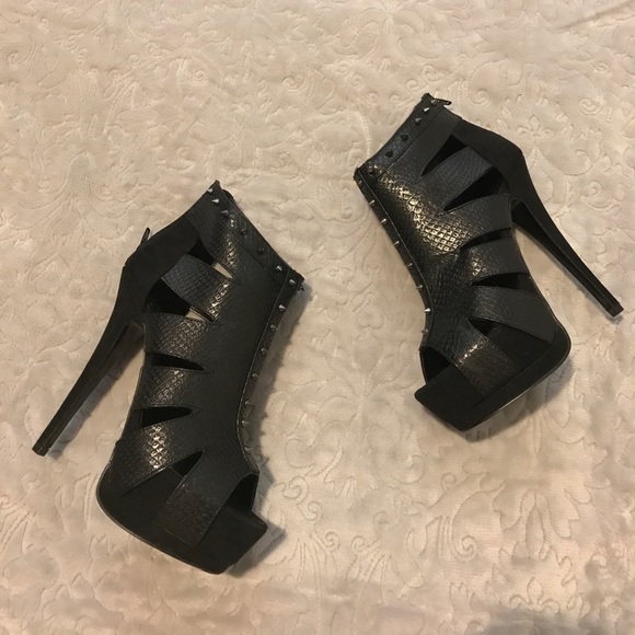 🖤 Caged Spiked Heels🖤 - Picture 2 of 4