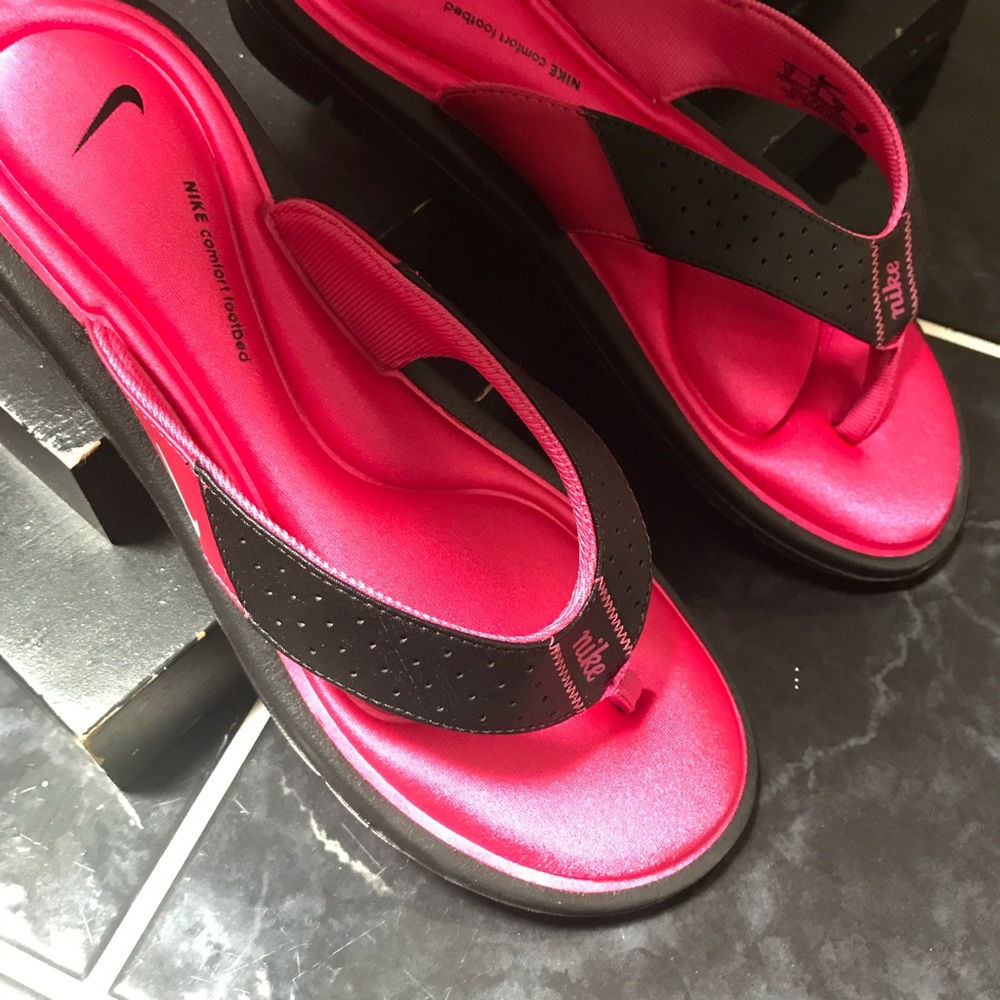 NIKE!! Size 10 Slippers!! New without tags!!