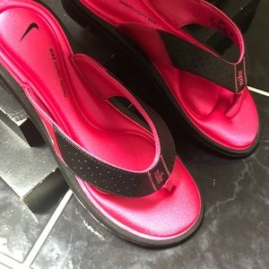 NIKE!! Size 10 Slippers!! New without tags!!