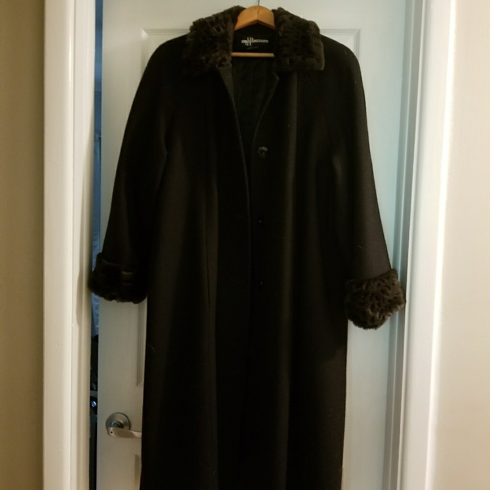 Coat. Full length wool