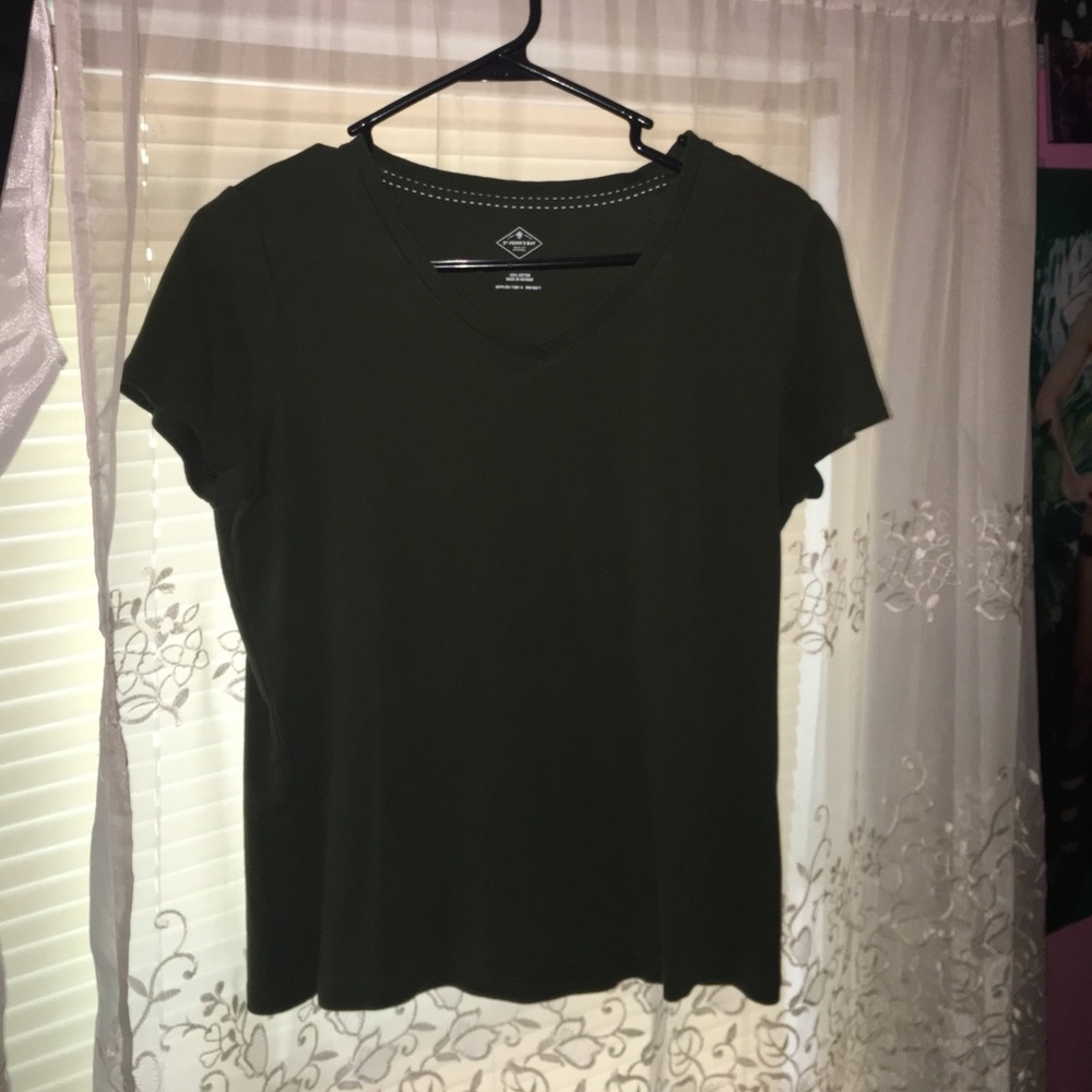Dark green t shirt 🍀