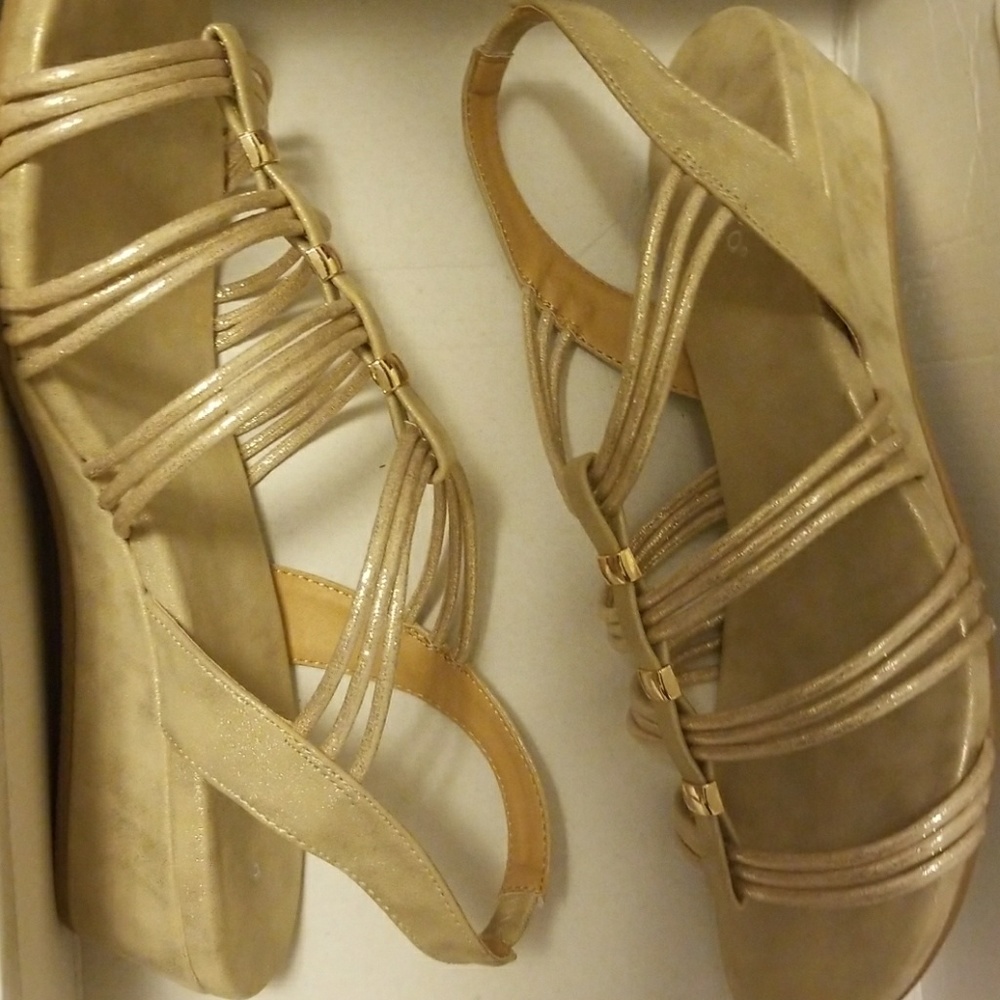Pesaro Mildred gold wedges