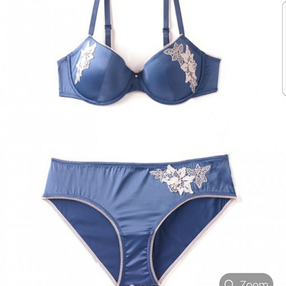 NWT Blue Floral Yanet Contour