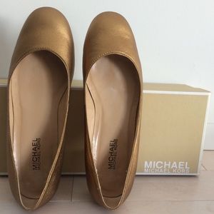 MICHAEL Michael Kors gold flats with box