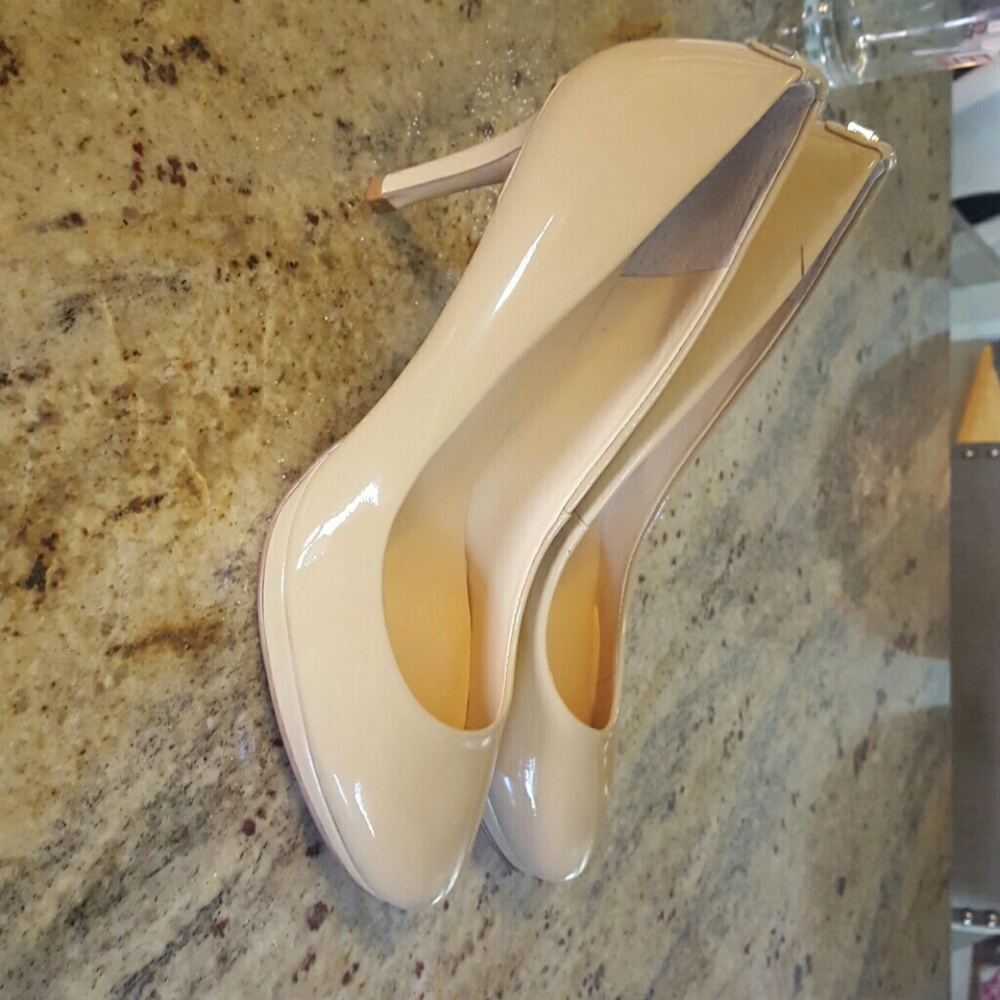 Patent leather nude pumps-new