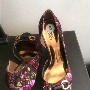 Carlos Santana multi color peep toe shoes