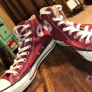 Size 10• Marron High Top Converse