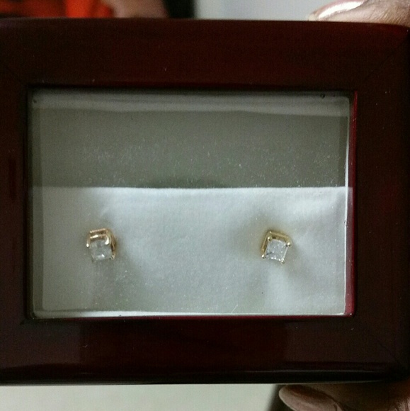 1 kt studs THEY'RE AVAILABLE! Can't change listing - Picture 1 of 5