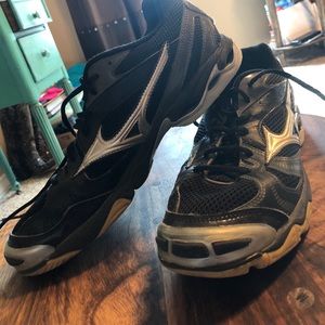 SIZE 10 women’s volleyball shoes