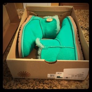 UGG Mini Bailey Button Beetle Green