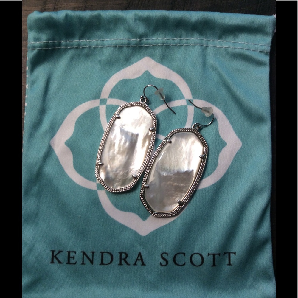 Kendra Scott Elle silver earrings in white pearl