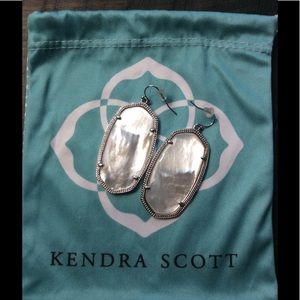 Kendra Scott Elle silver earrings in white pearl