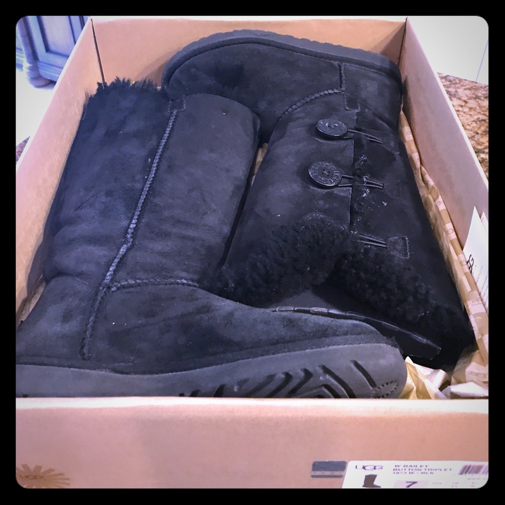 Bailey Button Triplet Black Uggs