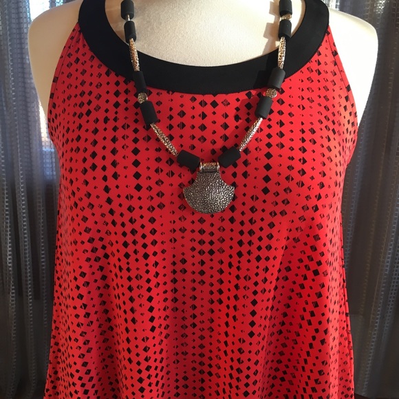 Red and black flowing tank top w/ black necklace - Picture 2 of 7