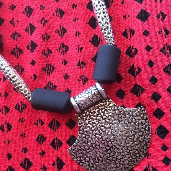 Red and black flowing tank top w/ black necklace - Picture 5 of 7