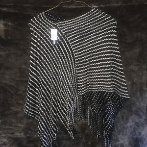 🔥Steve Madden Black/white poncho!! 🔥Steve Madden Black/white poncho!!