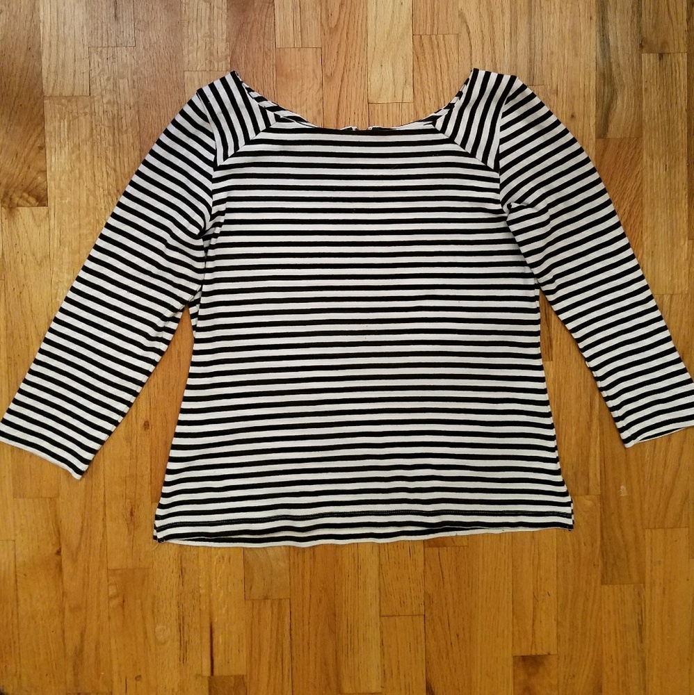 Old Navy Beautiful boat neckline, 3/4 sleeve.