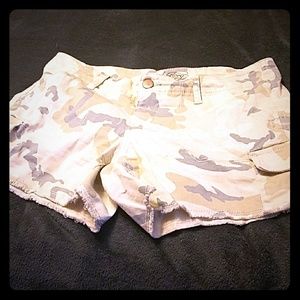 Distressed camo shorts light size 10