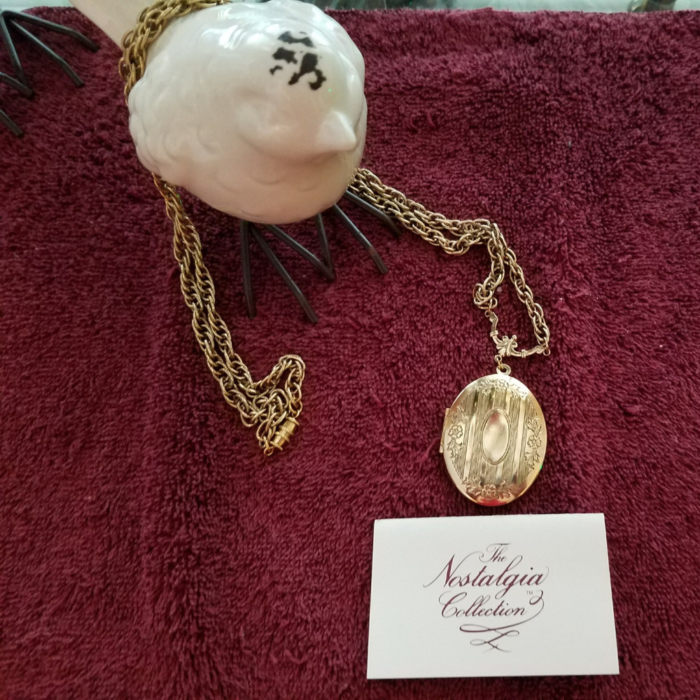 ❤REDUCED Vintage Gold Tone Locket❤