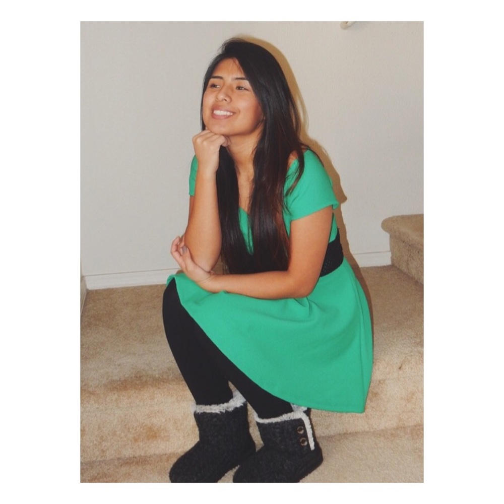3/$10 Green flowy dress 👗 - Picture 3 of 4