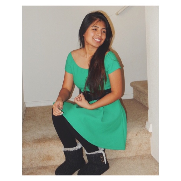 3/$10 Green flowy dress 👗 - Picture 2 of 4