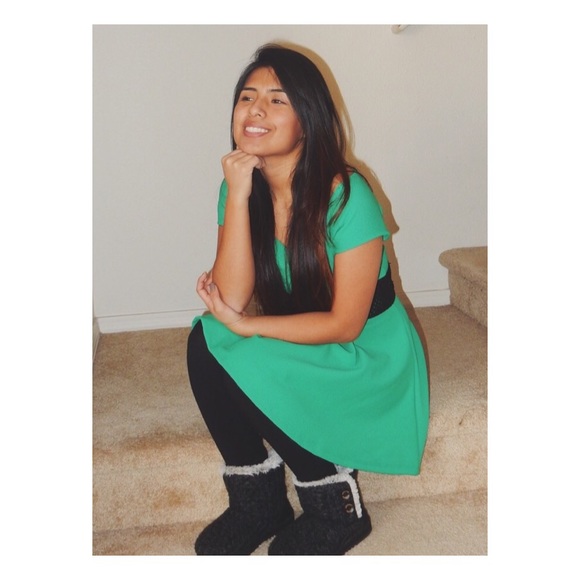 3/$10 Green flowy dress 👗 - Picture 3 of 4