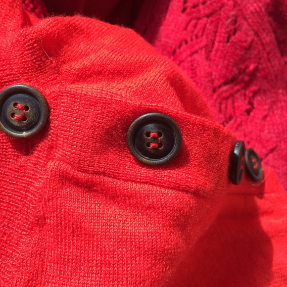 WALLACE bright red reverse seam/button sh.sweater - Picture 4 of 7