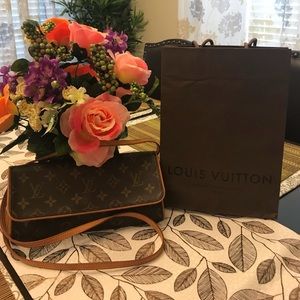 ❌SOLD❌ 💯 Authentic Louis Vuitton Pochette Twin GM