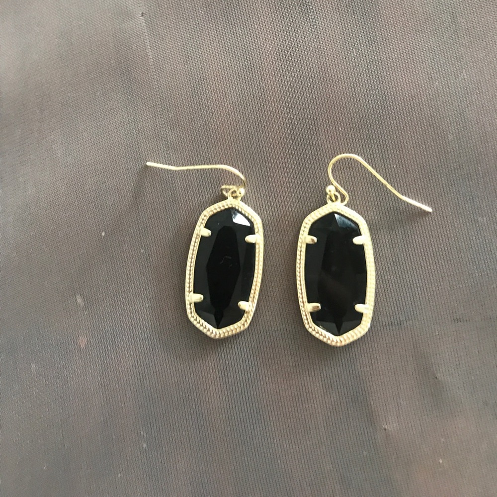 Kendra Scott earrings 💗