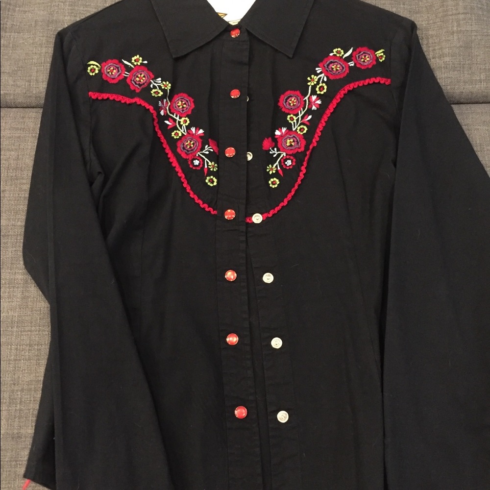 Fun western style button down top with red snaps.