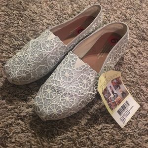 Toms Silver Crochet Glitter shoes. Size 6. NEW!